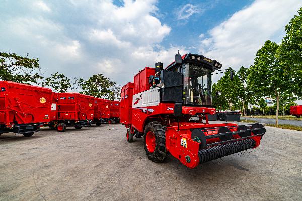 跨區(qū)維修人--“潘長江弟弟”成哥來鄭州中聯(lián)“擺地?cái)偂绷? title=