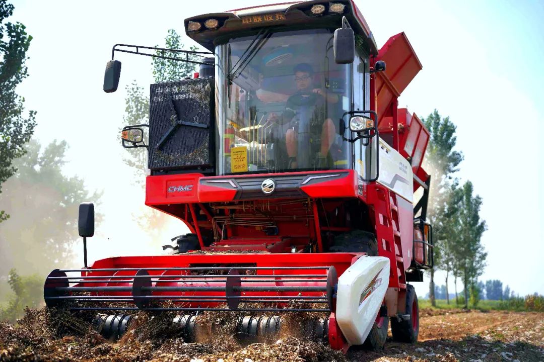 杠杠的!談及中聯(lián)收獲十年老農(nóng)機(jī)手頻出“金句”! 509.jpg